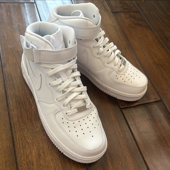 New Nike Women’s Air Force 1 ‘07 Mid - Picture 2 of 11